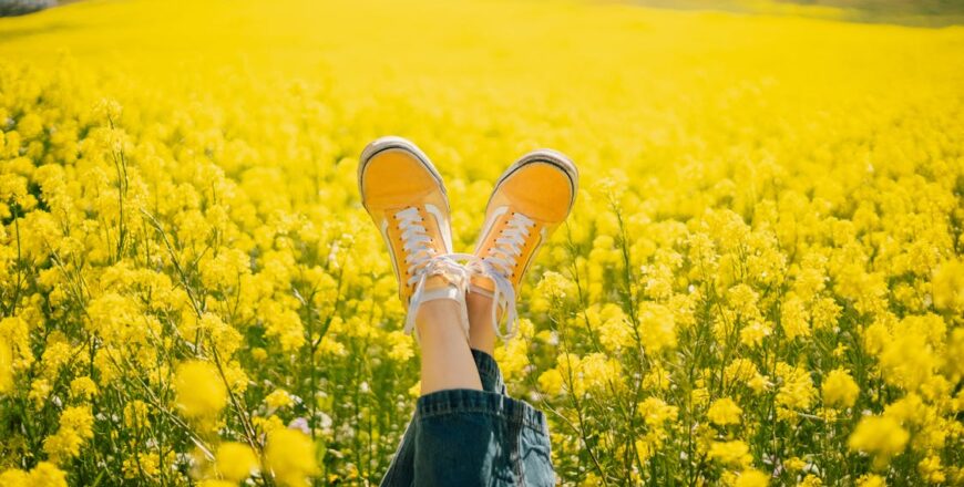 campo amarillo con zapas vans amarillas.jpeg